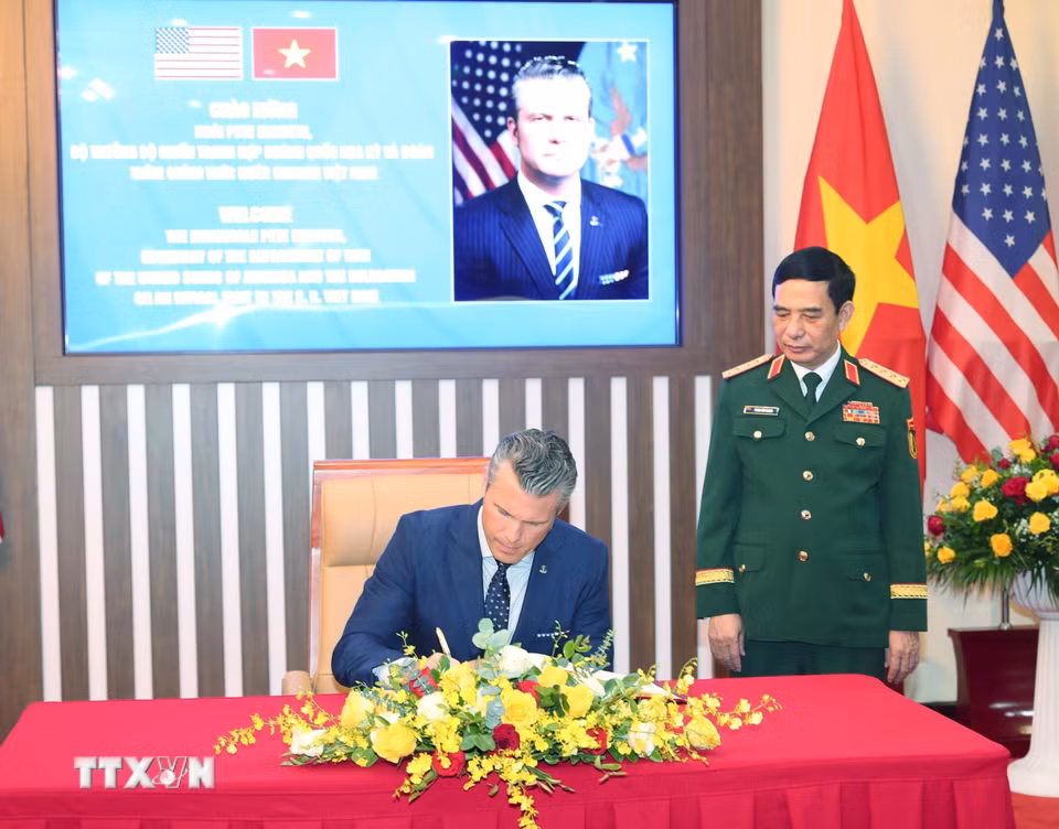 Bộ trưởng Chiến tranh Hoa Kỳ Pete Hegseth ghi lưu bút. (Ảnh: Trọng Đức/TTXVN)