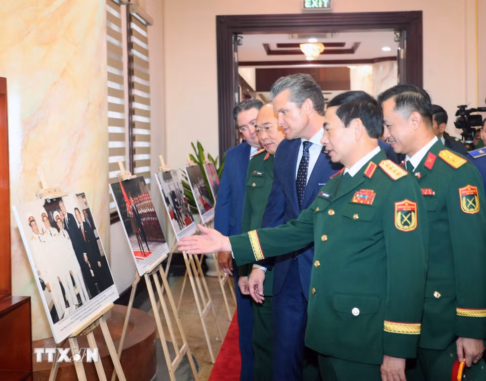 Bộ trưởng Chiến tranh Hoa Kỳ Pete Hegseth xem triển lãm ảnh về hợp tác quốc phòng giữa hai nước. (Ảnh: Trọng Đức/TTXVN)