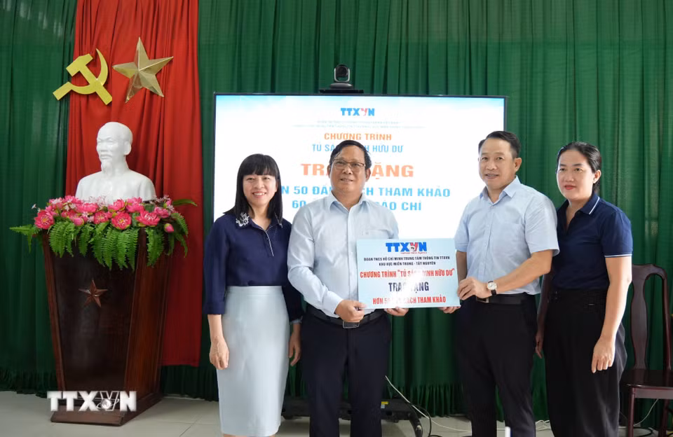 Ông Nguyễn Việt Dũng, Bí thư Đảng ủy, Giám đốc Trung tâm Thông tin Thông tấn xã Việt Nam khu vực miền Trung-Tây Nguyên cùng đơn vị tài trợ trao tặng tủ sách Đinh Hữu Dư cho Ban giám hiệu Trường Tiểu học Tây Nha Trang. (Ảnh: Nguyễn Dũng/TTXVN)