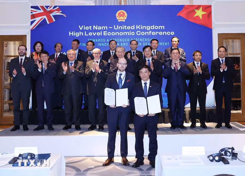 Tổng Bí thư Tô Lâm chứng kiến Lễ trao thỏa thuận hợp tác giữa các bộ, ngành, địa phương, doanh nghiệp hai nước. (Ảnh: Thống Nhất/TTXVN)