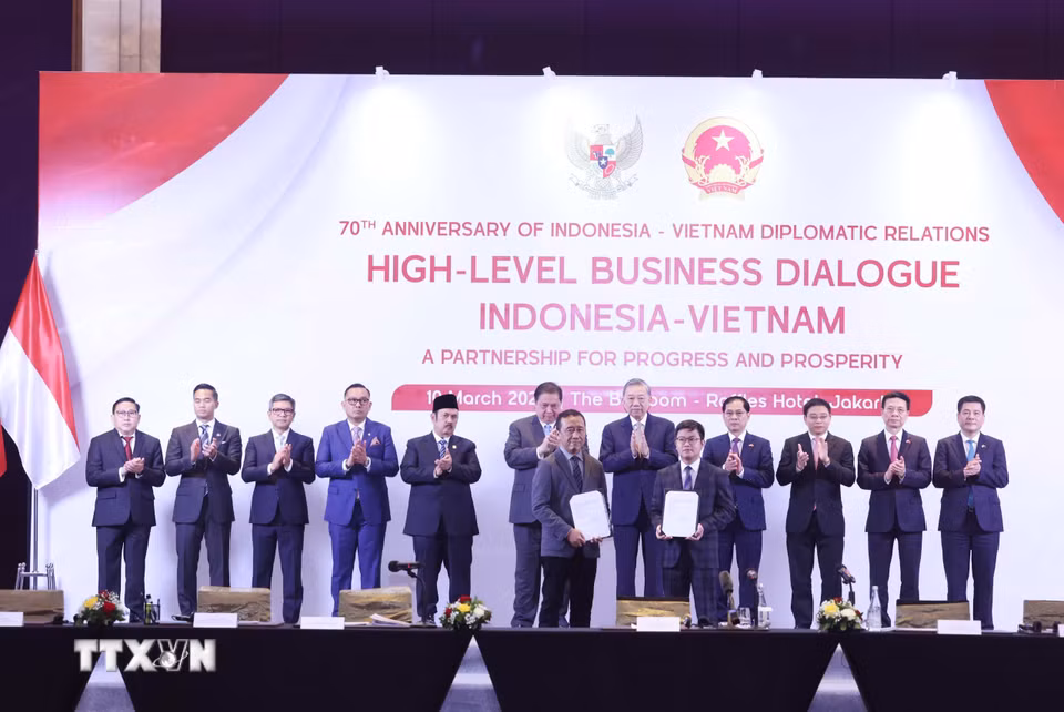 Tổng Bí thư Tô Lâm chứng kiến trao các thoả thuận hợp tác giữa doanh nghiệp Việt Nam-Indonesia. (Ảnh: Thống Nhất/TTXVN)