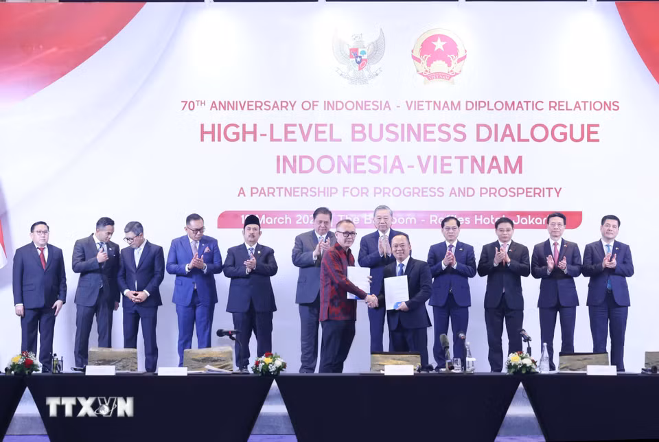 Tổng Bí thư Tô Lâm chứng kiến trao các thỏa thuận hợp tác giữa doanh nghiệp Việt Nam-Indonesia. (Ảnh: Thống Nhất/TTXVN)