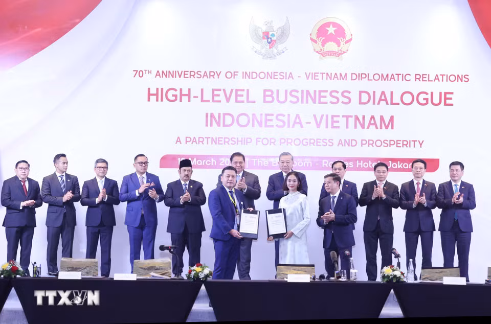 Tổng Bí thư Tô Lâm chứng kiến trao các thỏa thuận hợp tác giữa doanh nghiệp Việt Nam-Indonesia. (Ảnh: Thống Nhất/TTXVN)