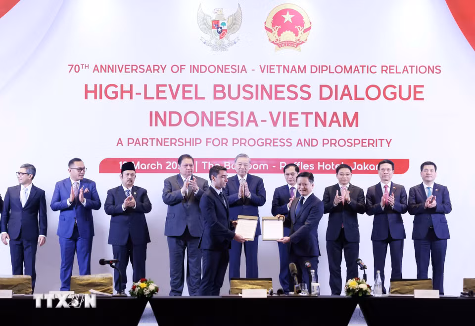 Tổng Bí thư Tô Lâm chứng kiến trao các thỏa thuận hợp tác giữa doanh nghiệp Việt Nam-Indonesia. (Ảnh: Thống Nhất/TTXVN)