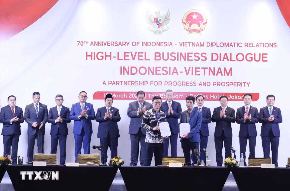 Tổng Bí thư Tô Lâm chứng kiến trao các thoả thuận hợp tác giữa doanh nghiệp Việt Nam-Indonesia. (Ảnh: Thống Nhất/TTXVN)
