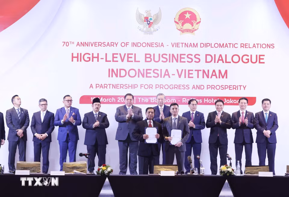 Tổng Bí thư Tô Lâm chứng kiến trao các thỏa thuận hợp tác giữa doanh nghiệp Việt Nam-Indonesia. (Ảnh: Thống Nhất/TTXVN)