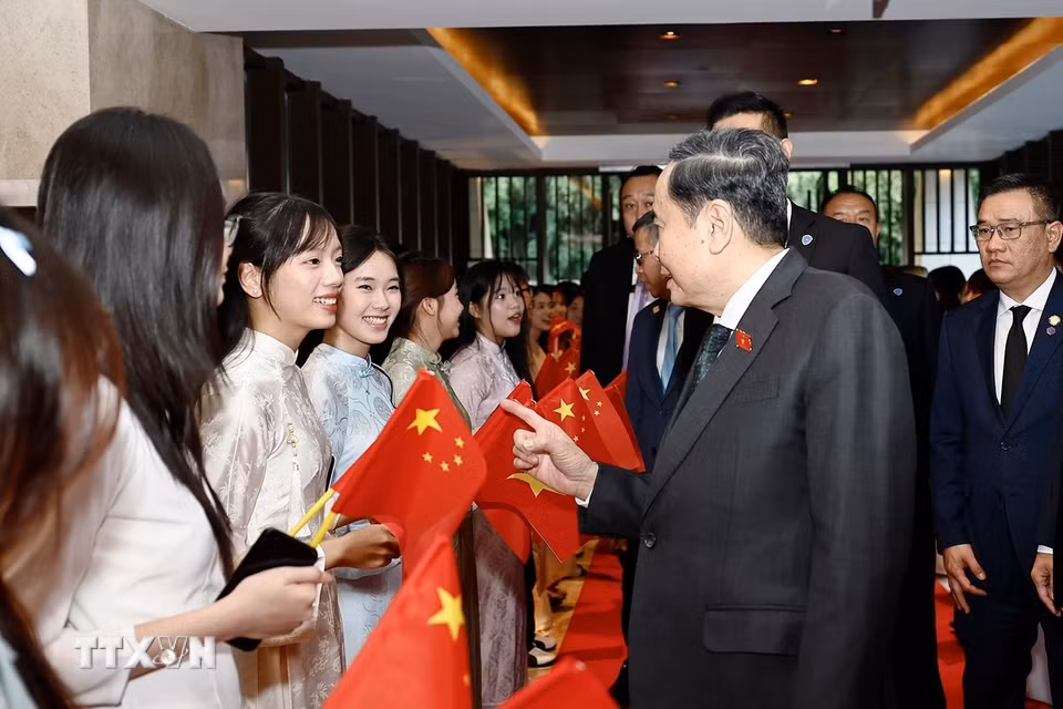Đại diện cộng đồng người Việt Nam tại Trung Quốc đón Chủ tịch Quốc hội Trần Thanh Mẫn tại khách sạn. (Ảnh: Doãn Tấn/TTXVN) ​