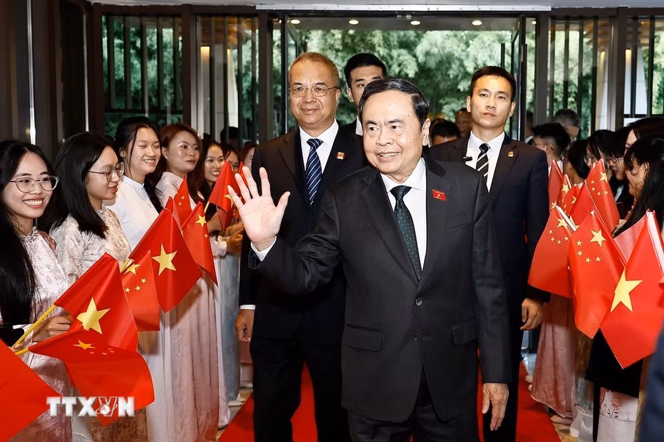 Đại diện cộng đồng người Việt Nam tại Trung Quốc đón Chủ tịch Quốc hội Trần Thanh Mẫn tại khách sạn. (Ảnh: Doãn Tấn/TTXVN)