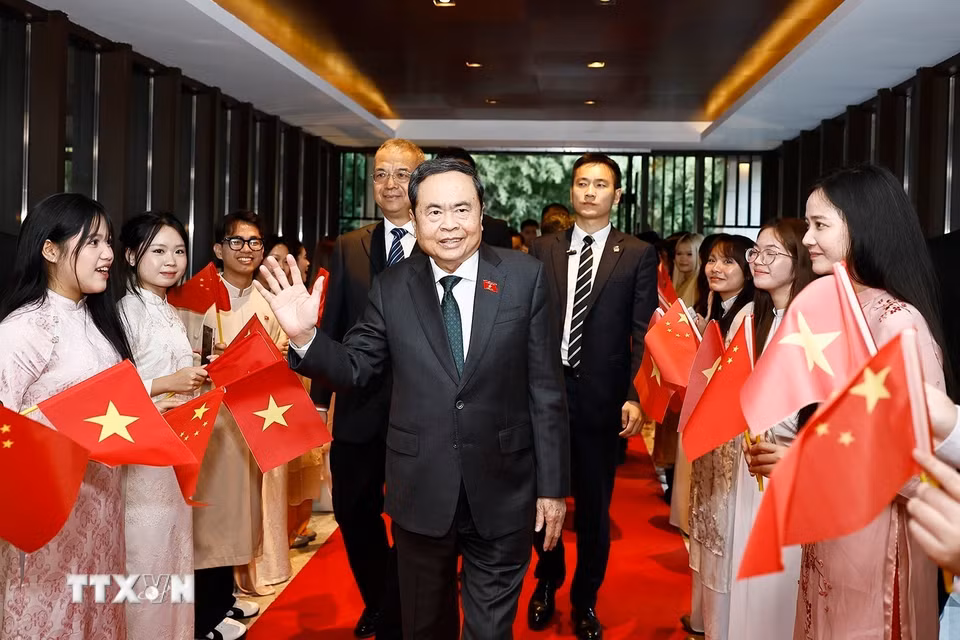 Đại diện cộng đồng người Việt Nam tại Trung Quốc đón Chủ tịch Quốc hội Trần Thanh Mẫn tại khách sạn. (Ảnh: Doãn Tấn/TTXVN)