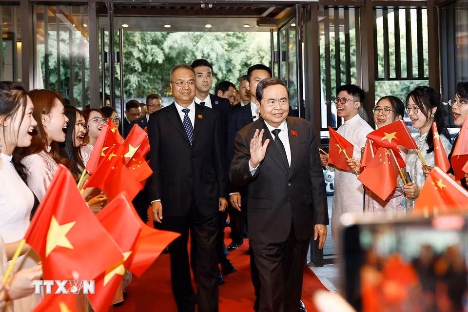 Đại diện cộng đồng người Việt Nam tại Trung Quốc đón Chủ tịch Quốc hội Trần Thanh Mẫn tại khách sạn. (Ảnh: Doãn Tấn/TTXVN)