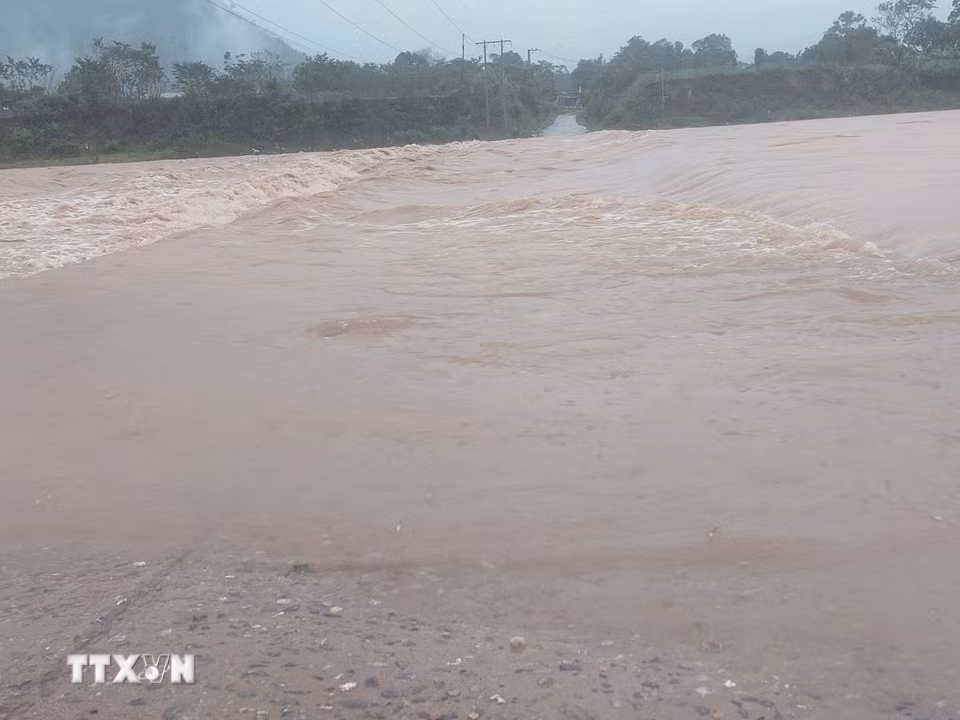 Nhiều ngầm tràn tại Quảng Trị bị ngập sâu trong nước. (Ảnh: TTXVN phát)