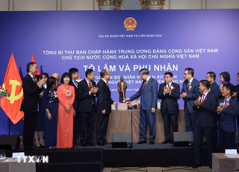 Tổng Bí thư, Chủ tịch nước Tô Lâm tặng quà cho Đại sứ quán và cộng đồng người Việt Nam tại Nga. (Ảnh: Thống Nhất/TTXVN)