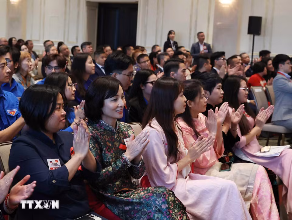 Cán bộ, nhân viên Đại sứ quán và đại diện cộng đồng người Việt Nam tại Nga tham dự cuộc gặp gỡ Tổng Bí thư, Chủ tịch nước Tô Lâm và Phu nhân. (Ảnh: Thống Nhất/TTXVN)
