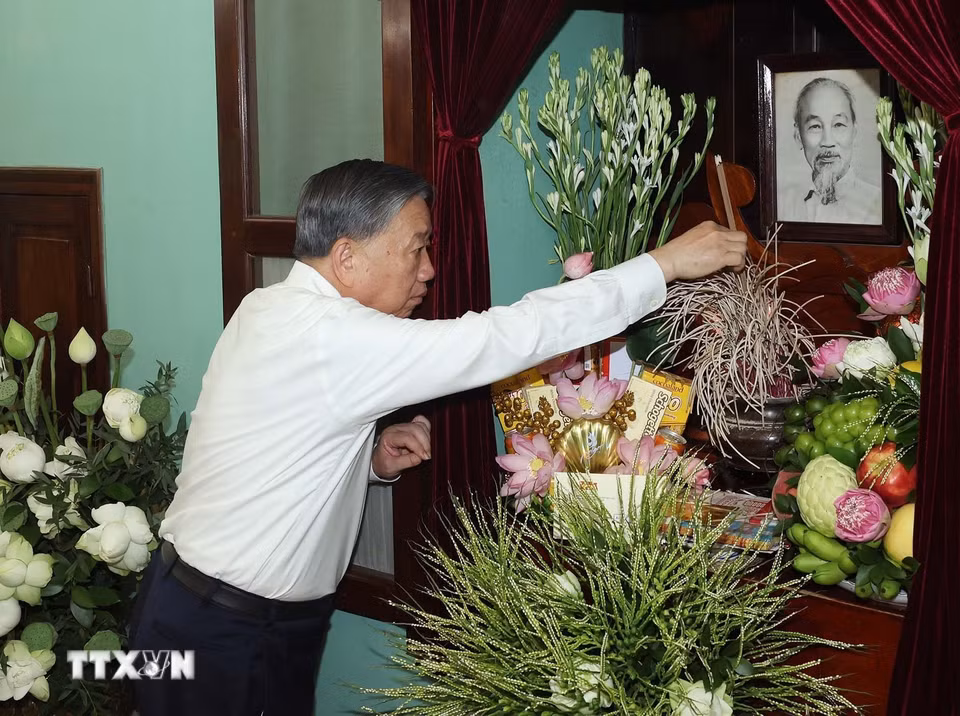 Tổng Bí thư, Chủ tịch nước Tô Lâm dâng hương tưởng nhớ Bác Hồ tại Nhà 67, Khu Di tích Chủ tịch Hồ Chí Minh trong Phủ Chủ tịch. (Ảnh: Thống Nhất/TTXVN)
