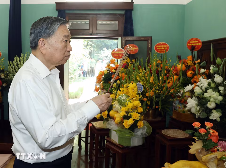 Tổng Bí thư, Chủ tịch nước Tô Lâm dâng hương tưởng nhớ Bác Hồ tại Nhà 67, Khu Di tích Chủ tịch Hồ Chí Minh trong Phủ Chủ tịch. (Ảnh: Thống Nhất/TTXVN)