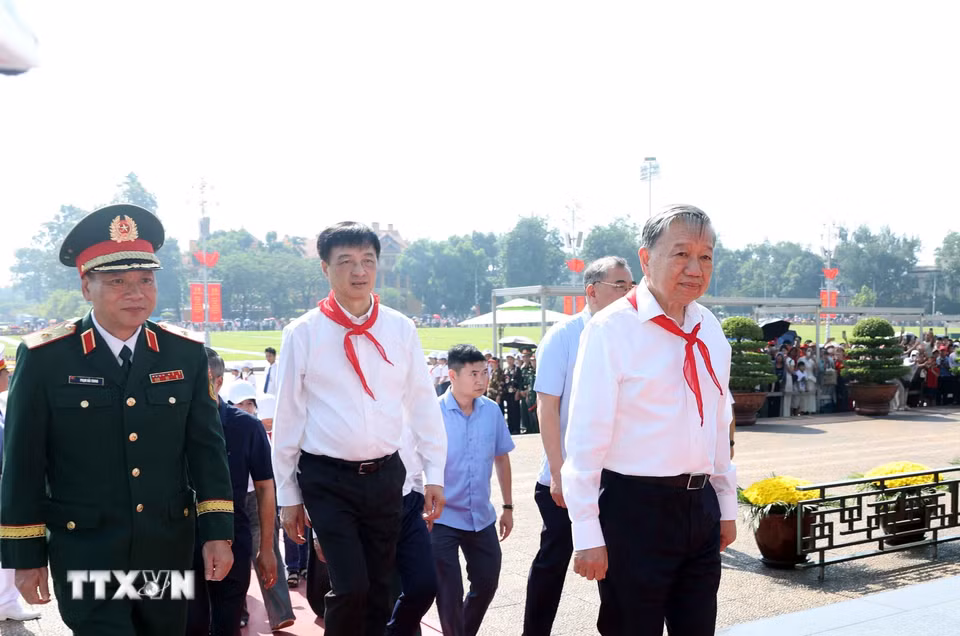 Tổng Bí thư, Chủ tịch nước Tô Lâm vào Lăng viếng Chủ tịch Hồ Chí Minh. (Ảnh: Thống Nhất/TTXVN)