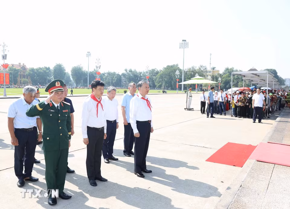 Tổng Bí thư, Chủ tịch nước Tô Lâm và các đại biểu thành kính tưởng nhớ Chủ tịch Hồ Chí Minh. (Ảnh: Thống Nhất/TTXVN)