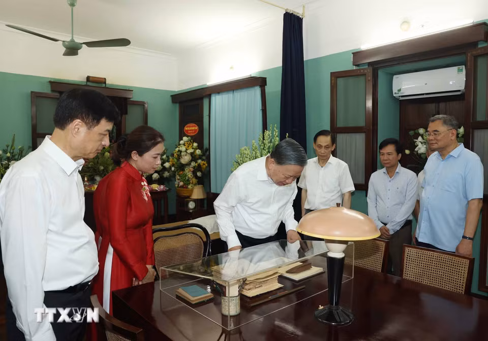 Tổng Bí thư, Chủ tịch nước Tô Lâm xem các hiện vật tại Nhà 67, Khu Di tích Chủ tịch Hồ Chí Minh trong Phủ Chủ tịch. (Ảnh: Thống Nhất/TTXVN)