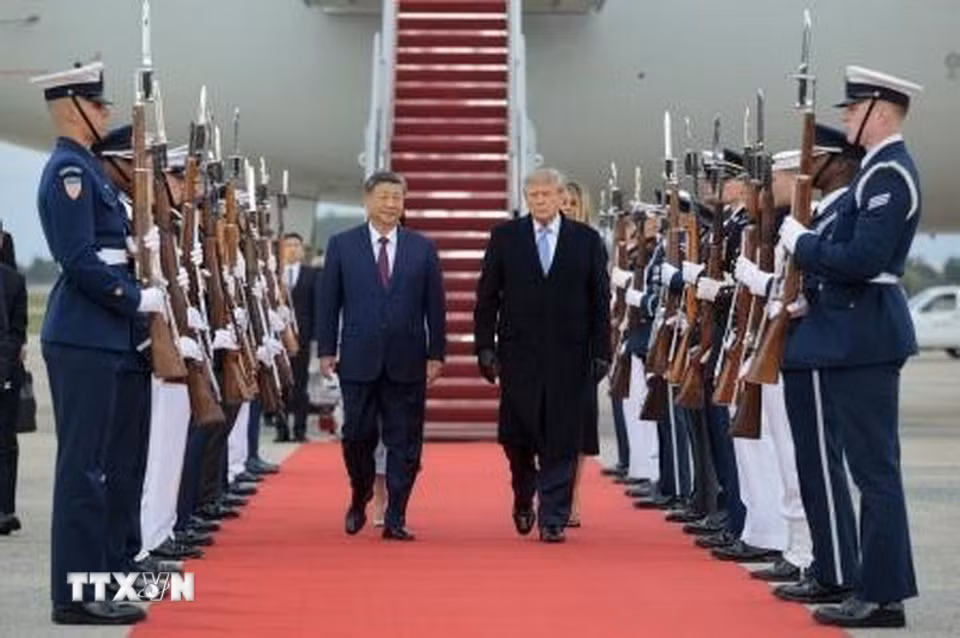 Tổng thống Mỹ Donald Trump và Chủ tịch Trung Quốc Tập Cận Bình bước đi trên thảm đỏ tại Căn cứ không quân Andrews, bang Maryland, ngày 23/9/2026. (Ảnh: Kyodo/TTXVN phát)