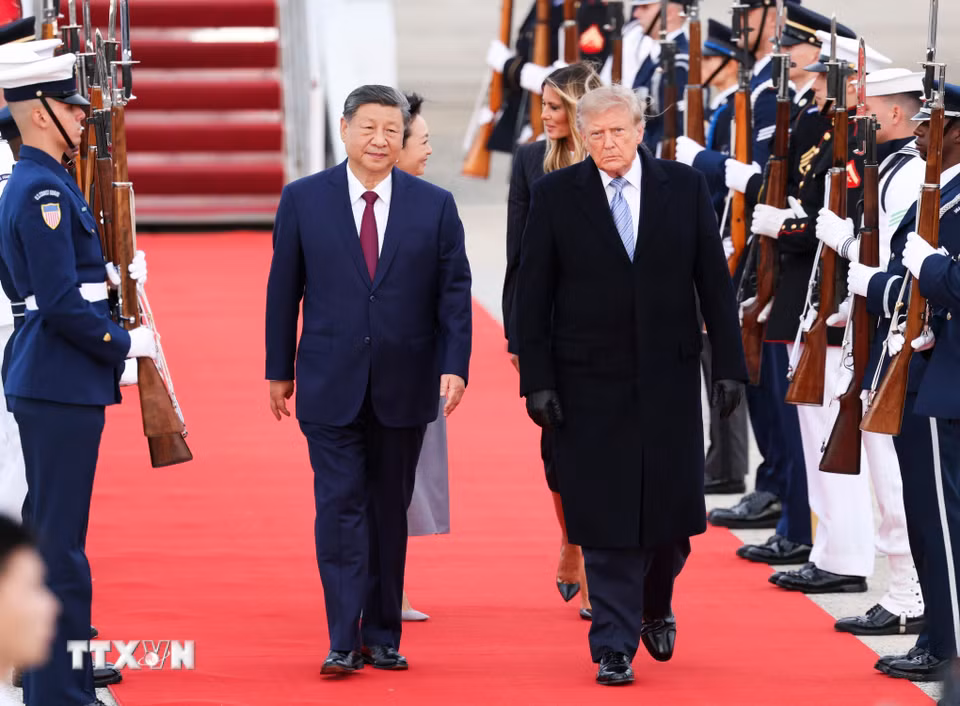 Tổng thống Mỹ Donald Trump và Chủ tịch Trung Quốc Tập Cận Bình bước đi trên thảm đỏ tại Căn cứ không quân Andrews, bang Maryland, ngày 23/9/2026. (Ảnh: Kyodo/TTXVN phát)