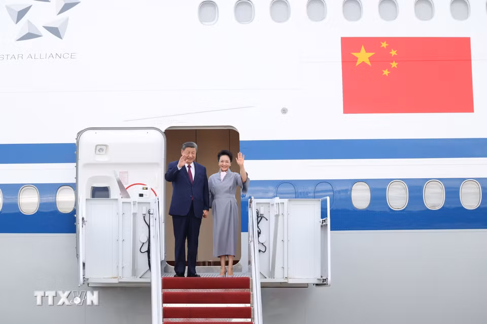 Chủ tịch Trung Quốc Tập Cận Bình và phu nhân Bành Lệ Viên tới Căn cứ không quân Andrews, bang Maryland, Mỹ, ngày 23/9/2026. (Ảnh: THX/TTXVN phát)