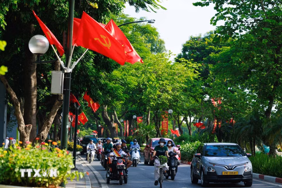 Dọc những tuyến phố trung tâm Hà Nội, cờ đỏ sao vàng rực rỡ giữa những vòm cây xanh, hòa cùng nhịp sống thường ngày của người dân trong sáng Quốc khánh 2/9, tạo nên một diện mạo Thủ đô vừa bình yên, vừa trang trọng trong ngày kỷ niệm 81 năm Quốc khánh. (Ảnh: Phạm Tuấn Anh/TTXVN)