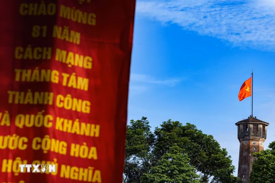 Cột cờ Hà Nội hiện lên bên những pano chào mừng 81 năm Cách mạng Tháng Tám thành công và Quốc khánh 2/9, đưa những dấu mốc của mùa Thu năm 1945 hiện diện giữa không gian Hà Nội hôm nay. (Ảnh: Phạm Tuấn Anh/TTXVN)