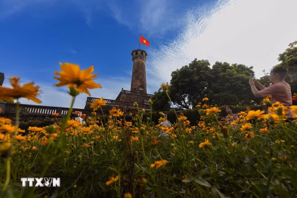 Lá cờ đỏ sao vàng tung bay trên đỉnh Cột cờ Hà Nội giữa nền trời tháng Chín, nổi bật bên công trình đã chứng kiến nhiều dấu mốc trong lịch sử Thủ đô. (Ảnh: Phạm Tuấn Anh/TTXVN)