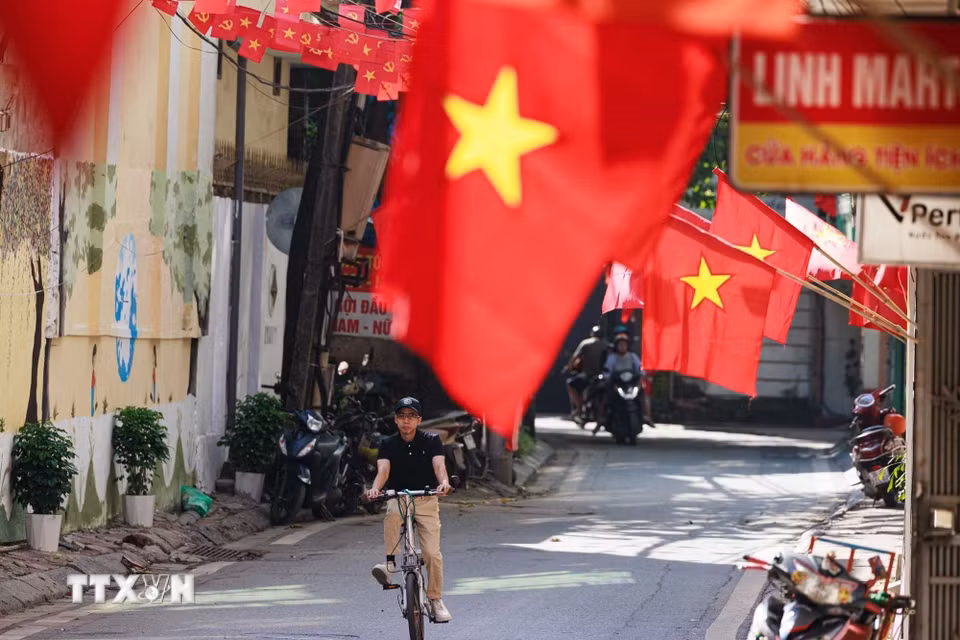 Những lá cờ đỏ sao vàng được người dân treo dọc các ngôi nhà trong khu dân cư, đưa sắc màu của ngày Tết Độc lập len sâu vào những không gian đời thường của Thủ đô. (Ảnh: Phạm Tuấn Anh/TTXVN)