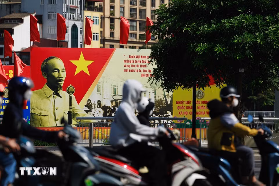 Dòng người qua lại trước pano áp phích cùng những tư liệu về mùa Thu năm 1945 tạo nên sự giao thoa giữa quá khứ và hiện tại, gợi nhắc thời khắc đất nước giành quyền độc lập cách đây 81 năm. (Ảnh: Phạm Tuấn Anh/TTXVN)