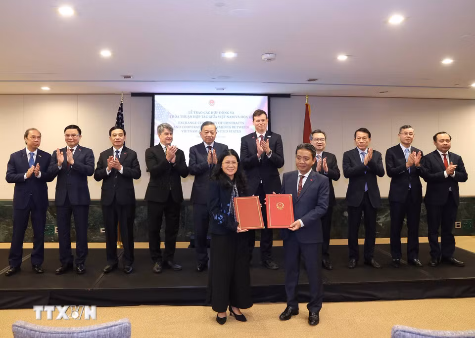 Tổng Bí thư, Chủ tịch nước Tô Lâm chứng kiến lễ trao các hợp đồng, thỏa thuận hợp tác giữa doanh nghiệp Việt Nam và Hoa Kỳ. (Ảnh: Thống Nhất/TTXVN)