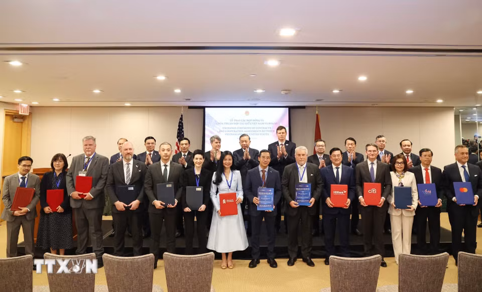 Tổng Bí thư, Chủ tịch nước Tô Lâm chứng kiến lễ trao các hợp đồng, thỏa thuận hợp tác giữa doanh nghiệp Việt Nam và Hoa Kỳ. (Ảnh: Thống Nhất/TTXVN)