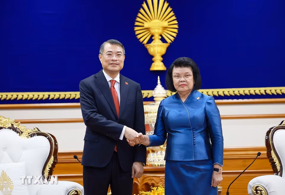 Thủ tướng Lê Minh Hưng hội kiến Chủ tịch Quốc hội Campuchia Khuon Sudary. (Ảnh: Dương Giang/TTXVN)