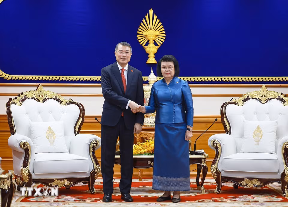 Thủ tướng Lê Minh Hưng hội kiến Chủ tịch Quốc hội Campuchia Khuon Sudary. (Ảnh: Dương Giang/TTXVN)