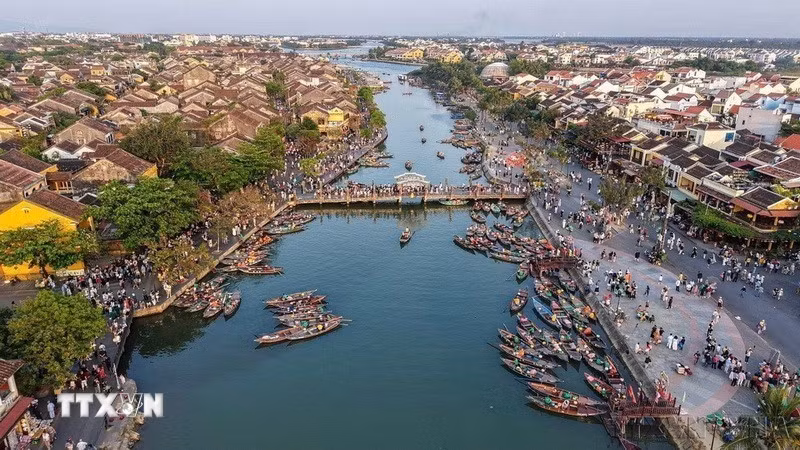 Du lịch trở thành ngành kinh tế mũi nhọn của đất nước. Trong ảnh: Phố cổ Hội An được UNESCO công nhận là Di sản Văn hóa Thế giới vào năm 1999 nhờ giá trị nổi bật về kiến trúc, văn hóa và lịch sử, thu hút hàng triệu khách du lịch đến mỗi năm. (Ảnh: Hoàng Hiếu/TTXVN)