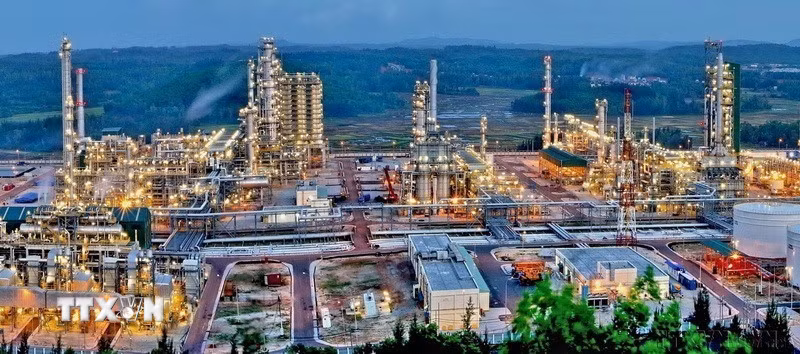 Nhà máy lọc dầu Dung Quất - Công ty Lọc hóa dầu Bình Sơn tại Khu kinh tế Dung Quất (Quảng Ngãi) có tổng vốn đầu tư hơn 3 tỷ USD, công suất thiết kế 6,5 triệu tấn sản phẩm/năm, đáp ứng 1/3 nhu cầu trong nước. (Ảnh: TTXVN phát)