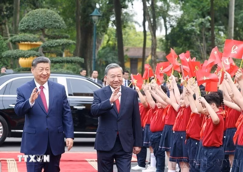 Hội nhập quốc tế ngày càng sâu rộng. Trong ảnh: Tổng Bí thư Tô Lâm đón Tổng Bí thư, Chủ tịch nước Trung Quốc Tập Cận Bình thăm chính thức Việt Nam (4/2025). (Ảnh: Thống Nhất/TTXVN)