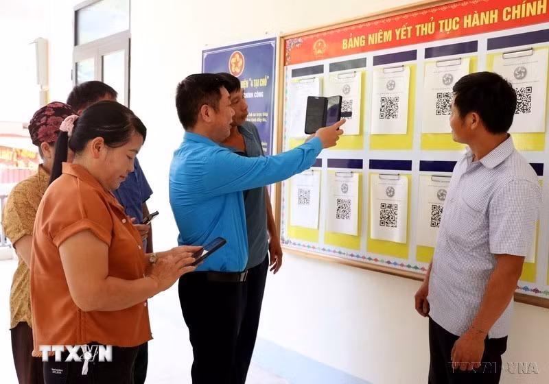 Chuyển đổi số đóng vai trò quan trọng đối với sự phát triển của đất nước trong thời kỳ mới. Trong ảnh: Cán bộ xã Lao Chải hướng dẫn người dân cài đặt, sử dụng các ứng dụng số và thực hiện thủ tục hành chính trên môi trường điện tử, từng bước thúc đẩy chuyển đổi số ở vùng biên. (Ảnh: Đức Thọ/TTXVN)