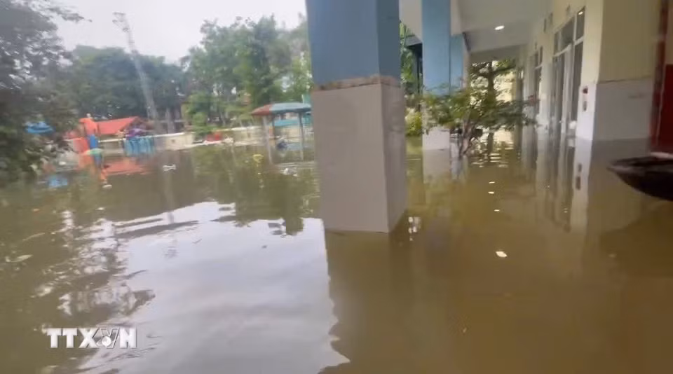 Trường Mầm non Xuân Mai (xã Xuân Mai, Hà Nội) vẫn còn ngập sâu. (Ảnh: TTXVN phát)