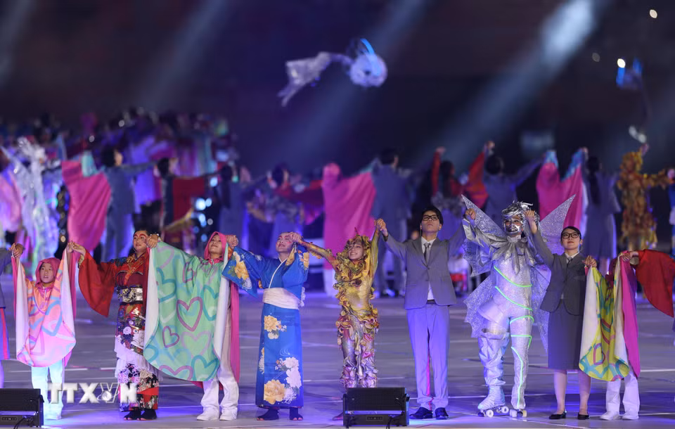 Các nghệ sỹ biểu diễn tại Lễ khai mạc Đại hội Thể thao châu Á lần thứ 20 (ASIAD 20) ở Nagoya, Nhật Bản tối 19/9/2026. (Ảnh: THX/TTXVN phát)