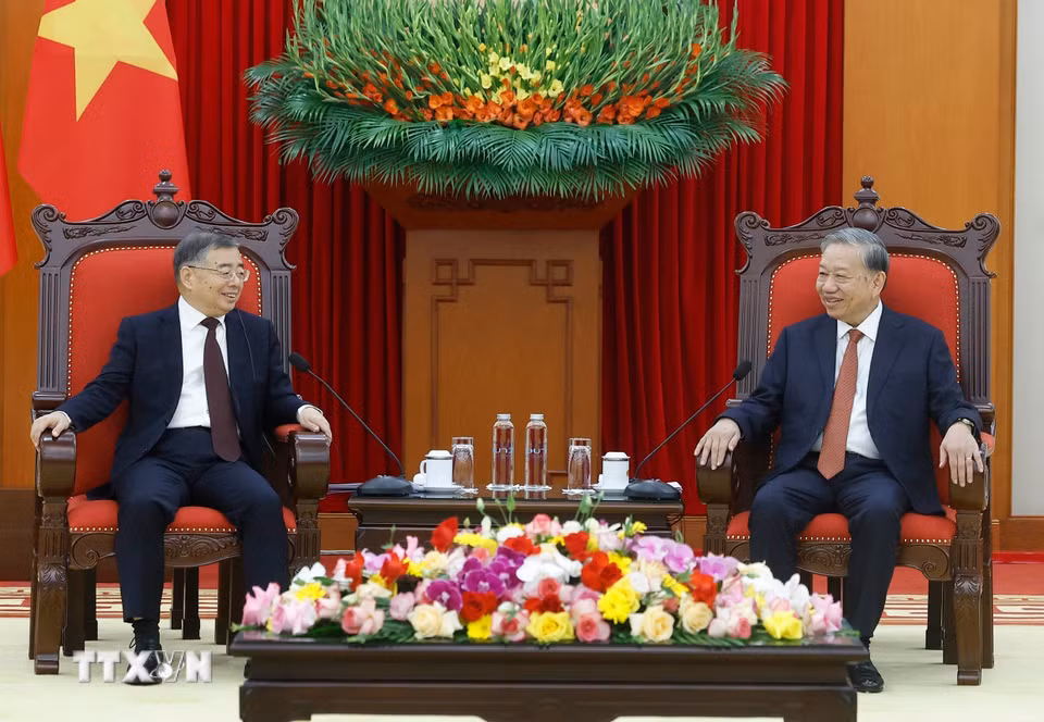 Tổng Bí thư Tô Lâm tiếp đồng chí Lý Thư Lỗi, Ủy viên Bộ Chính trị, Bí thư Ban Bí thư, Trưởng Ban Tuyên truyền Trung ương, Đảng Cộng sản Trung Quốc. (Ảnh: Thống Nhất/TTXVN)