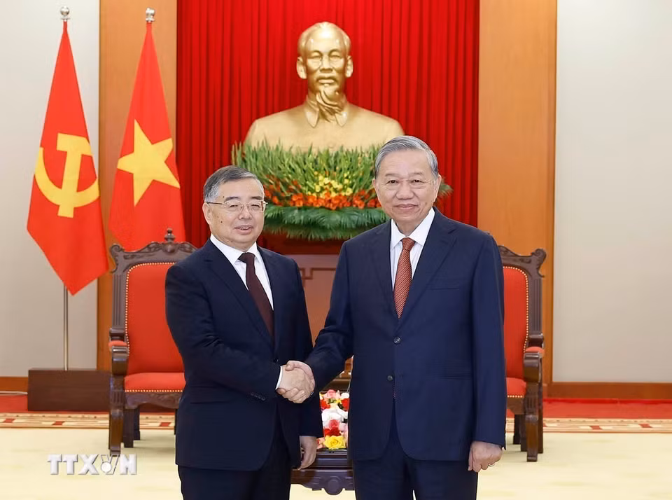 Tổng Bí thư Tô Lâm tiếp đồng chí Lý Thư Lỗi, Ủy viên Bộ Chính trị, Bí thư Ban Bí thư, Trưởng Ban Tuyên truyền Trung ương, Đảng Cộng sản Trung Quốc. (Ảnh: Thống Nhất/TTXVN)