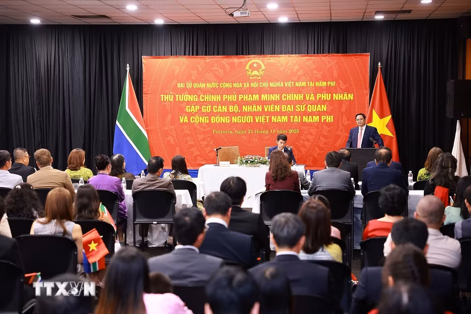 Thủ tướng Phạm Minh Chính phát biểu tại buổi gặp cán bộ, nhân viên Đại sứ quán và cộng đồng người Việt Nam tại Nam Phi. (Ảnh: Dương Giang/TTXVN)