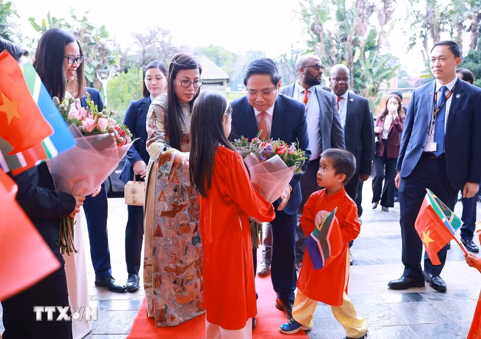 Thủ tướng Phạm Minh Chính gặp cán bộ, nhân viên Đại sứ quán và cộng đồng người Việt Nam tại Nam Phi. (Ảnh: Dương Giang/TTXVN)