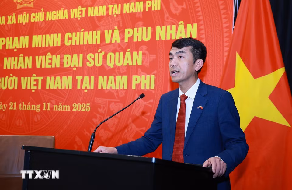 Đại sứ Hoàng Sỹ Cường báo cáo tình hình cộng đồng người Việt Nam tại Nam Phi. (Ảnh: Dương Giang/TTXVN)