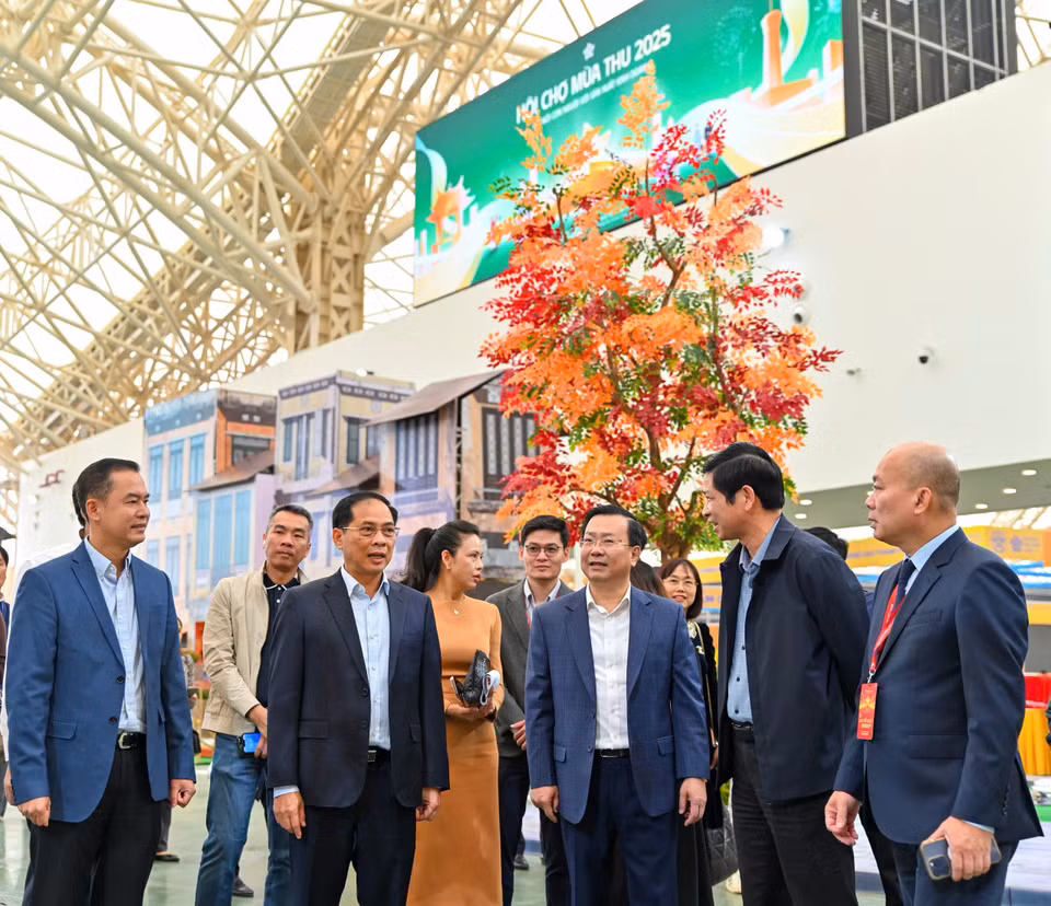 Các gian hàng cơ bản hoàn thành công tác chuẩn bị cho ngày khai mạc. (Ảnh: PV/Vietnam+)