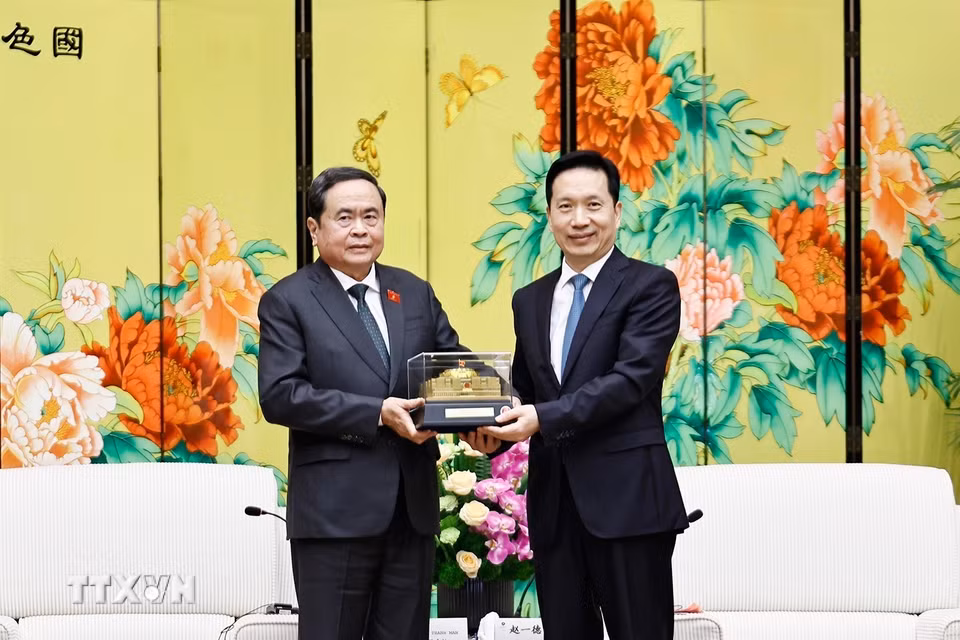 Chủ tịch Quốc hội Trần Thanh Mẫn tặng quà lưu niệm Bí thư Tỉnh uỷ, Chủ nhiệm Ủy ban Thường vụ Nhân đại tỉnh Thiểm Tây (Trung Quốc) Triệu Nhất Đức. (Ảnh: Doãn Tấn/TTXVN)