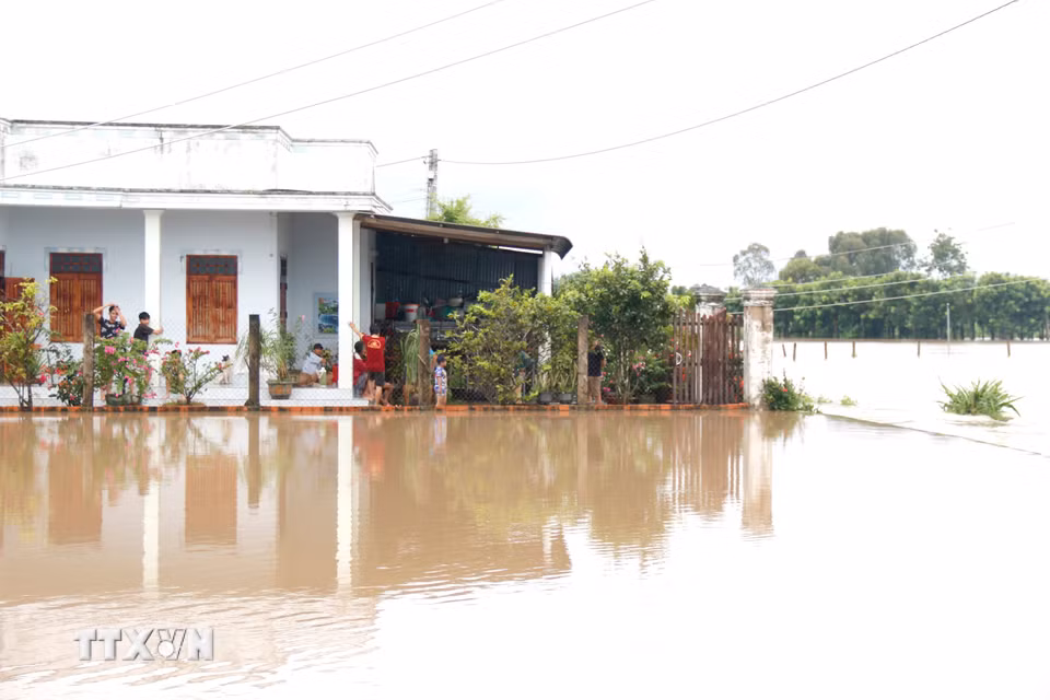 Nhiều nhà dân và đường giao thông tại xã Hàm Liêm (Lâm Đồng) bị ngập sâu, người dân không thể di chuyển. (Ảnh: Nguyễn Thanh/TTXVN)