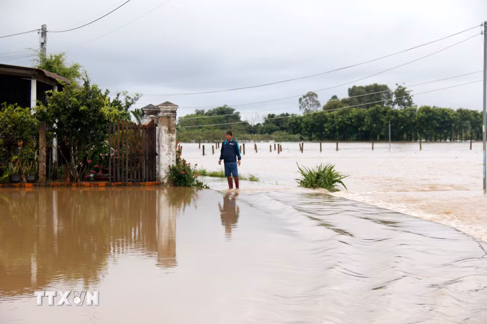 Nhiều nhà dân và đường giao thông tại xã Hàm Liêm (Lâm Đồng) bị ngập sâu, người dân không thể di chuyển. (Ảnh: Nguyễn Thanh/TTXVN)