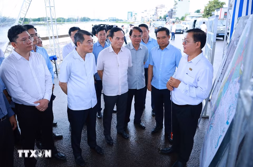 Thủ tướng Lê Minh Hưng kiểm tra thực địa Dự án xây dựng hạ tầng và cải tạo môi trường kênh Tham Lương-Bến Cát-Rạch Nước Lên, tại phường An Nhơn. (Ảnh: Dương Giang/TTXVN)